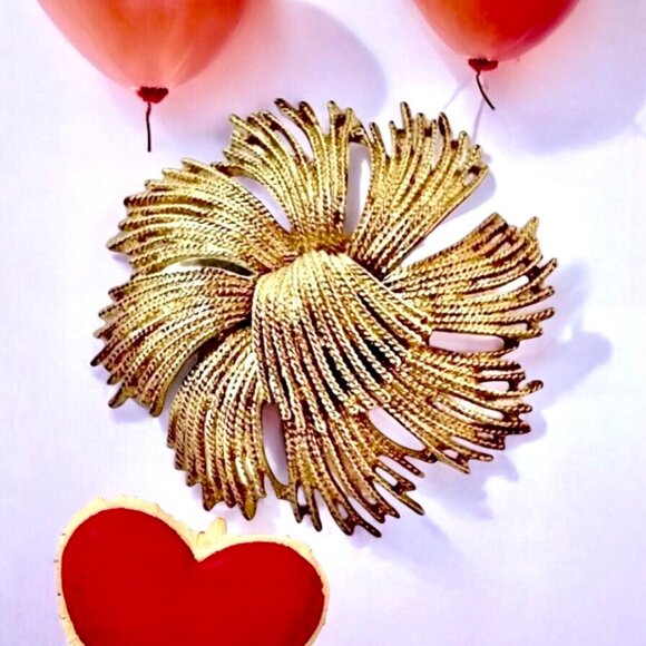 Monet Triple Gold Plated Cordelia Flower Brooch Signed Vintage 60's Large 2.5" - Picture 1 of 10
